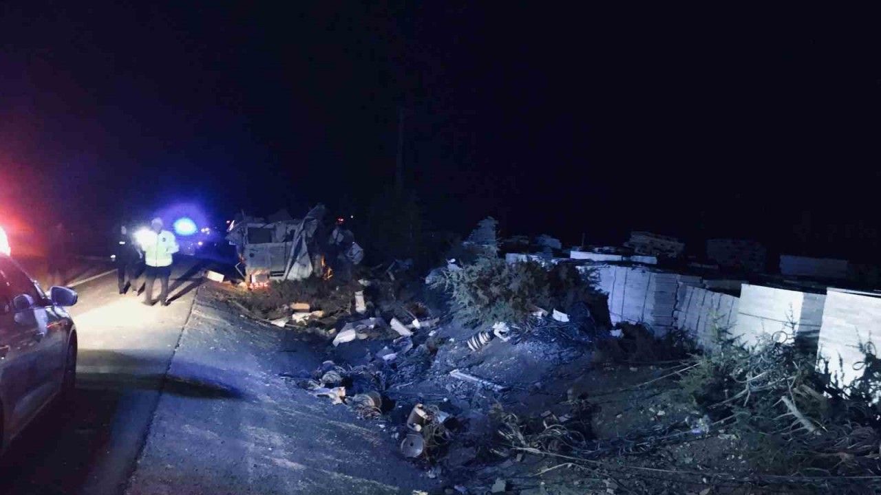 Konya’da kamyonet ağaçlara çarptı: Sürücü öldü, oğlu yaralandı