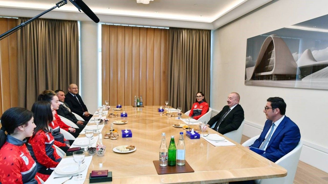 Azerbaycan Cumhurbaşkanı Aliyev, Ermenistan’da madalya kazanan Türk haltercileri kabul etti