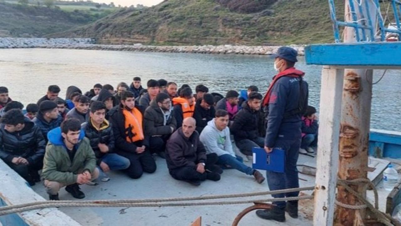 Ezine açıklarında 81 kaçak göçmen ile 3 göçmen kaçakçılığı şüphelisi yakalandı