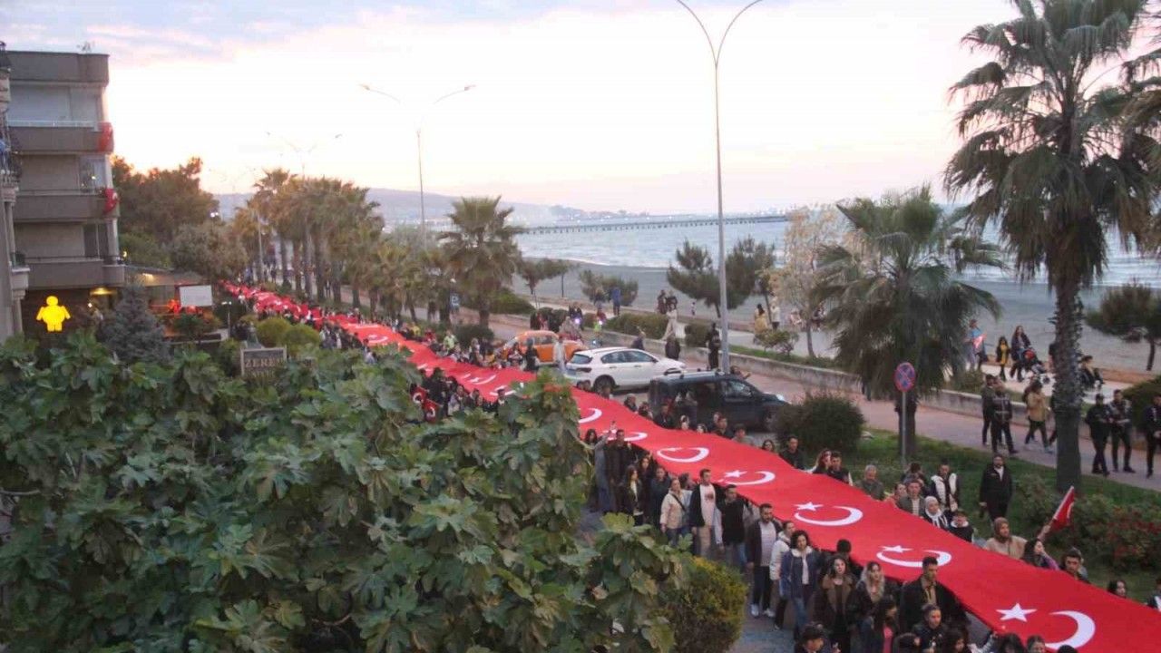 1919 metrelik dev Türk bayrağıyla yürüdüler