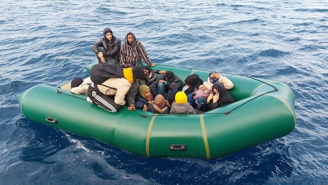Ayvalık açıklarında 72 düzensiz göçmen kurtarıldı