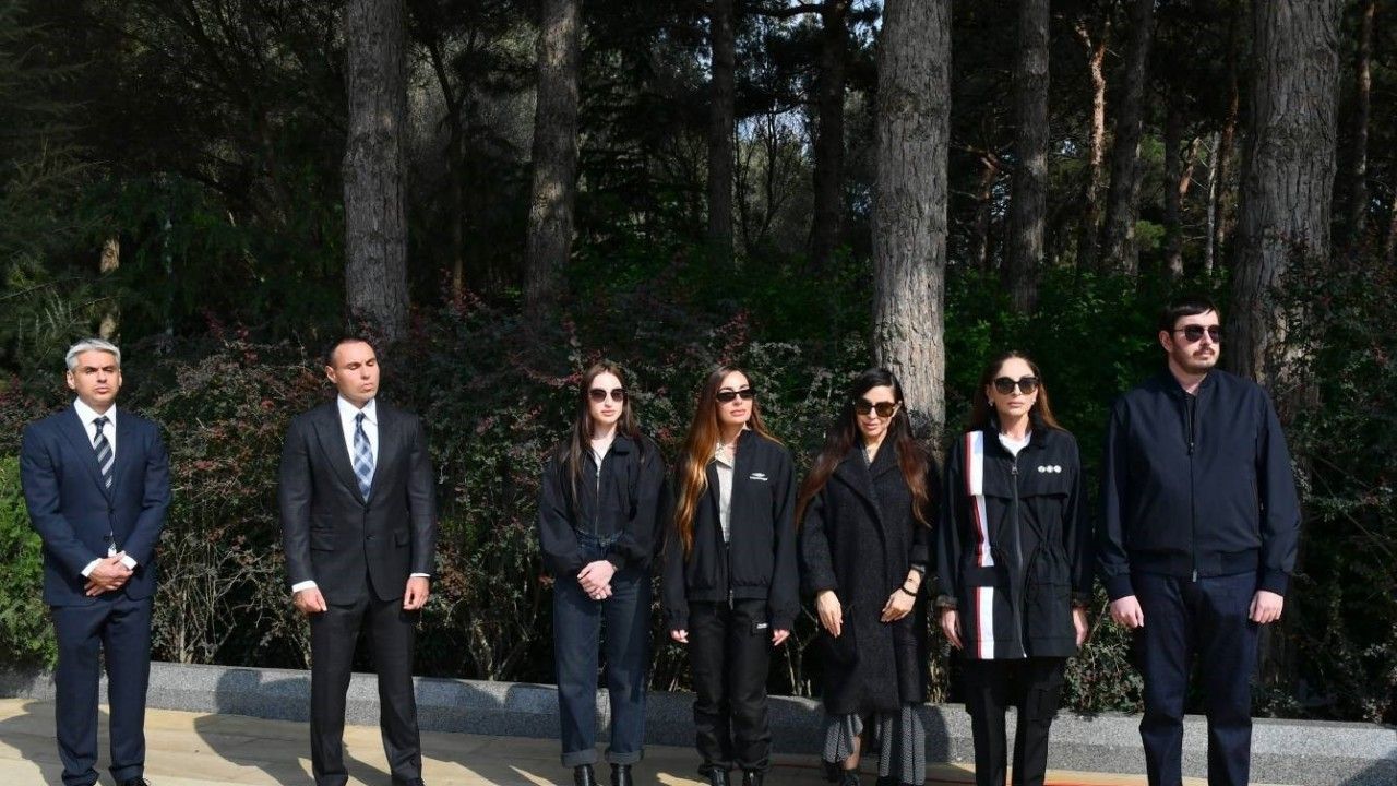 Azerbaycan Cumhurbaşkanı İlham Aliyev, merhum Cumhurbaşkanı Haydar Aliyev’i mezarı başında andı