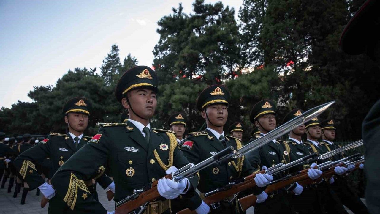 Çin’de orduyla dalga geçen komedi topluluğuna 2,1 milyon dolar para cezası