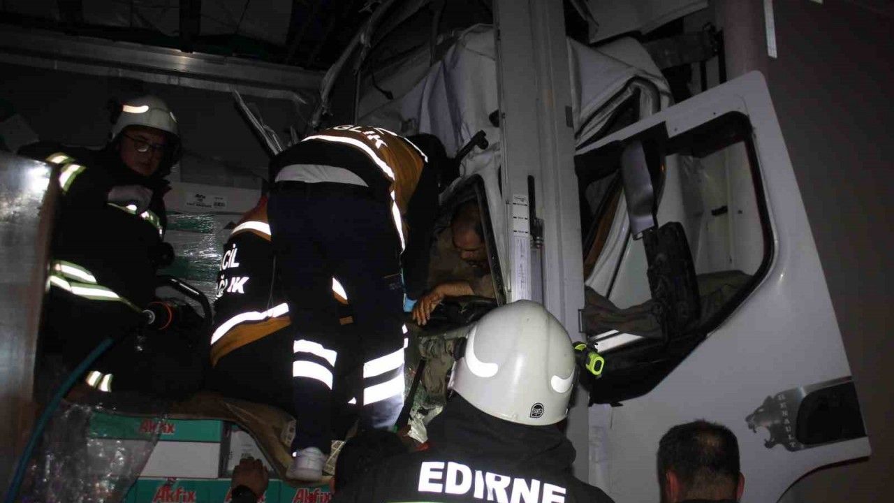 Edirne’de zincirleme kaza: Sıkışan tır sürücüsünü ekipler 2 saat boyunca kurtarmak için uğraştı