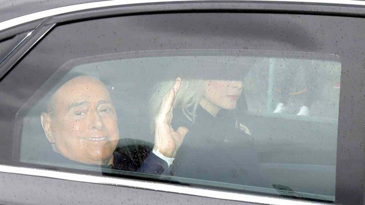 Eski İtalya Başbakanı Berlusconi 45 gün sonra taburcu oldu