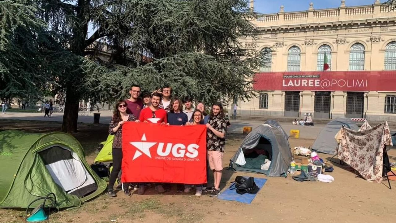 İtalyan öğrencilerden “çadırlı” kira protestosu