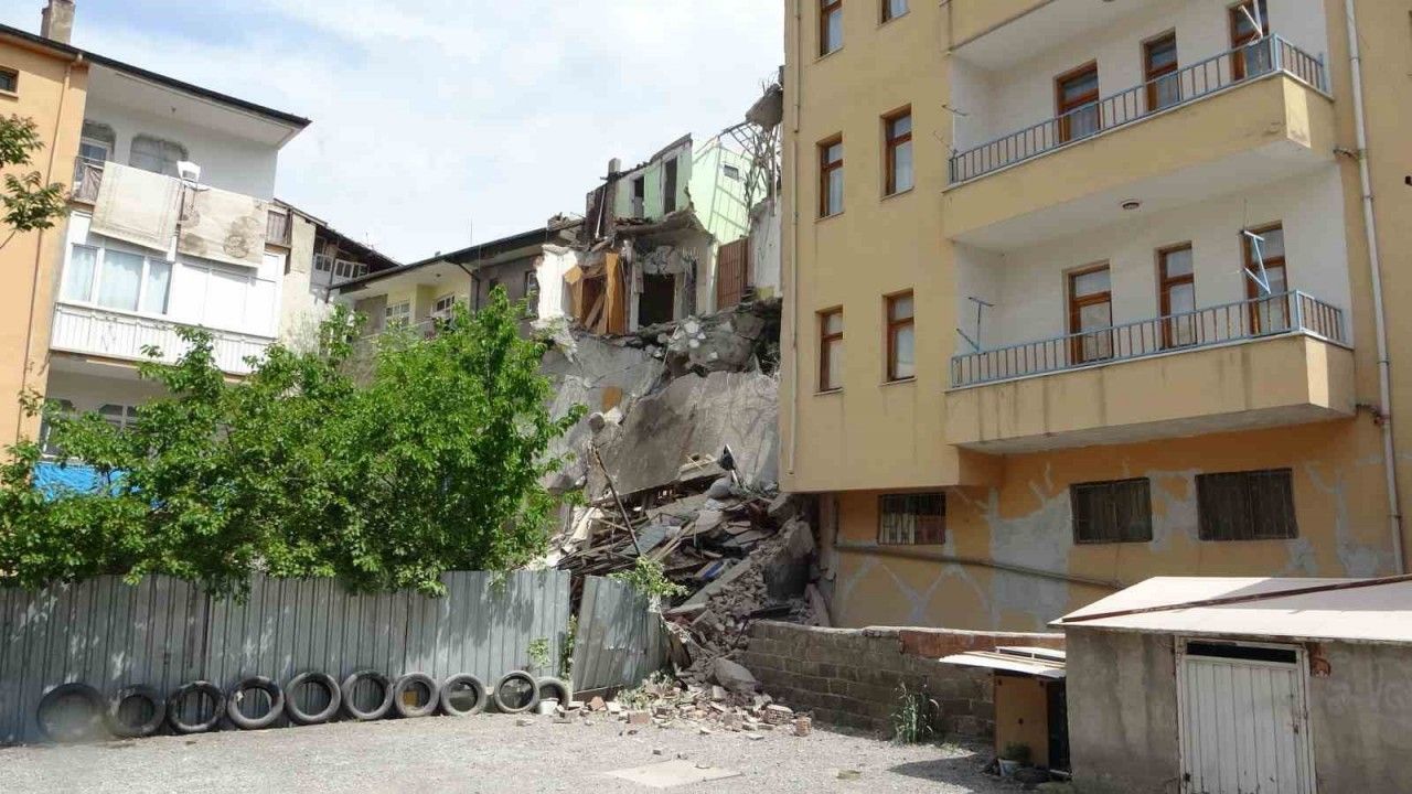 Malatya’da 4 katlı hasarlı binada göçük meydana geldi