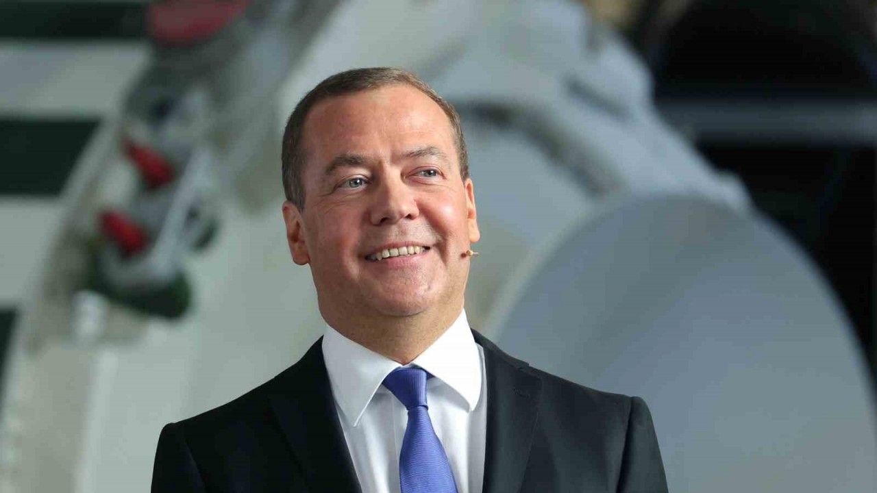Medvedev: "Nükleer kıyamet senaryosu yakın olur"