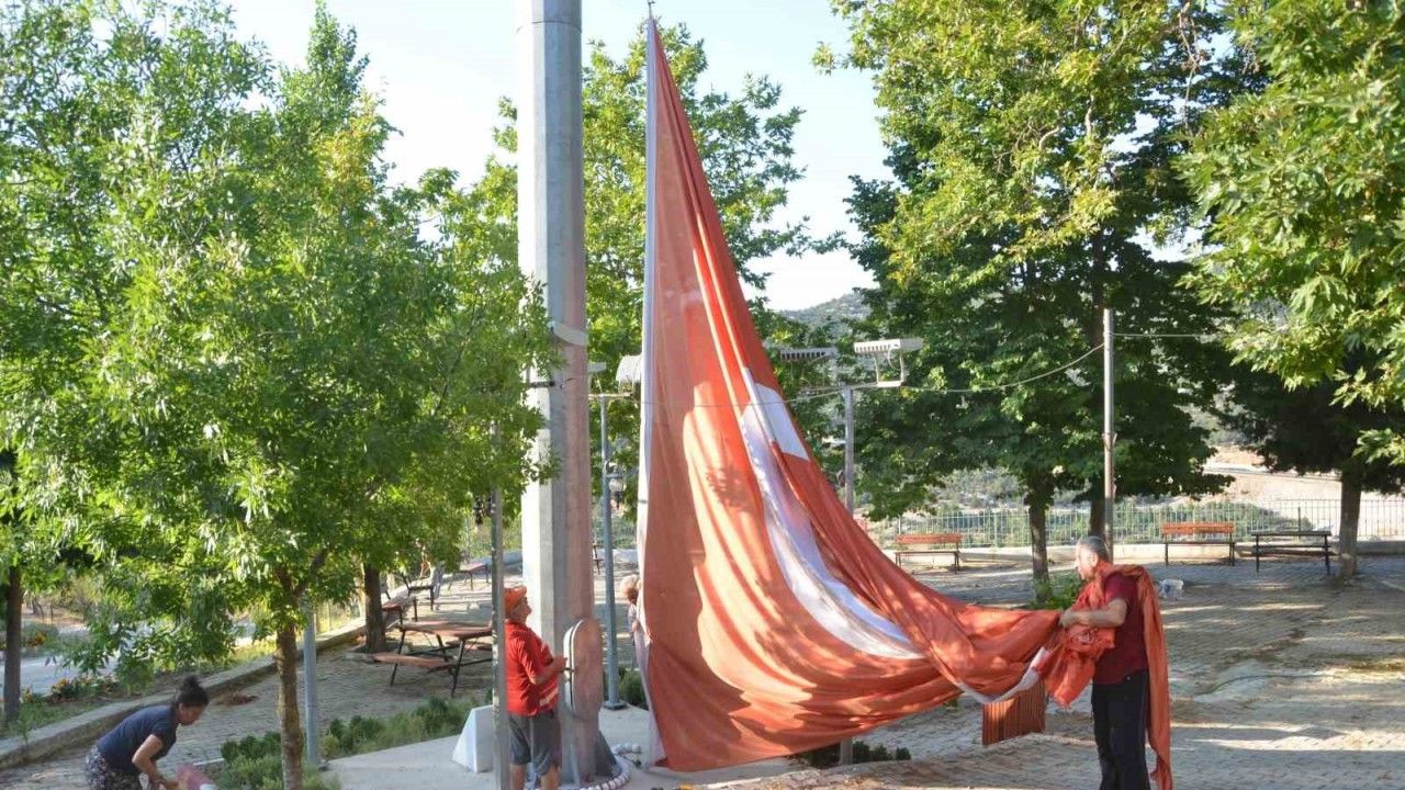 54 haneli mahallede 54 metrekarelik Türk bayrağı