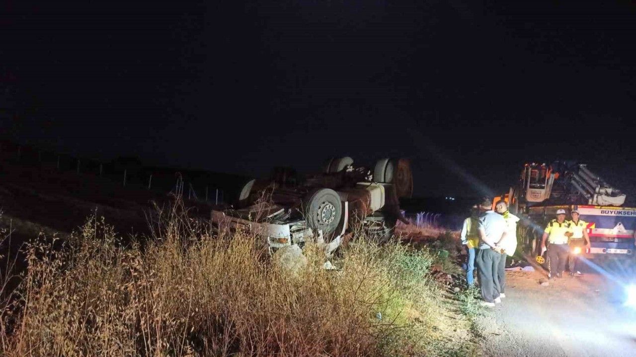 Ankara’da TIR tarlaya uçtu, sürücü hayatını kaybetti