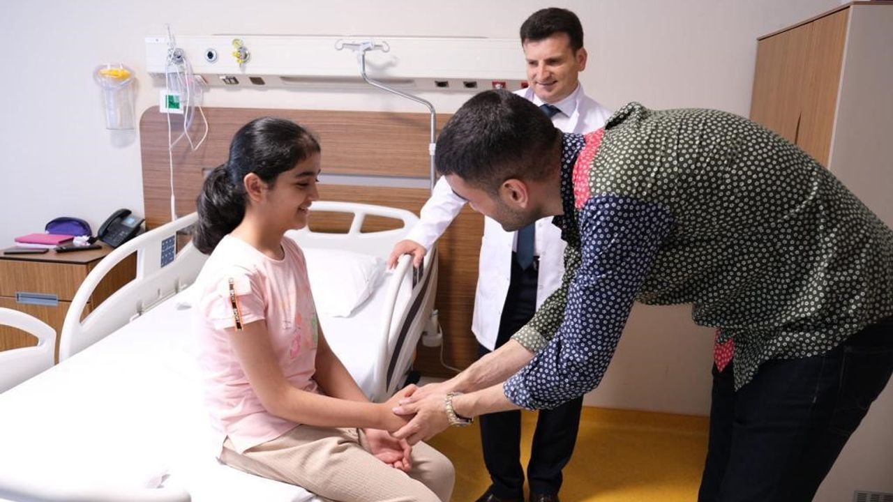CZN Burak depremzede çocukları hastanede ziyaret etti
