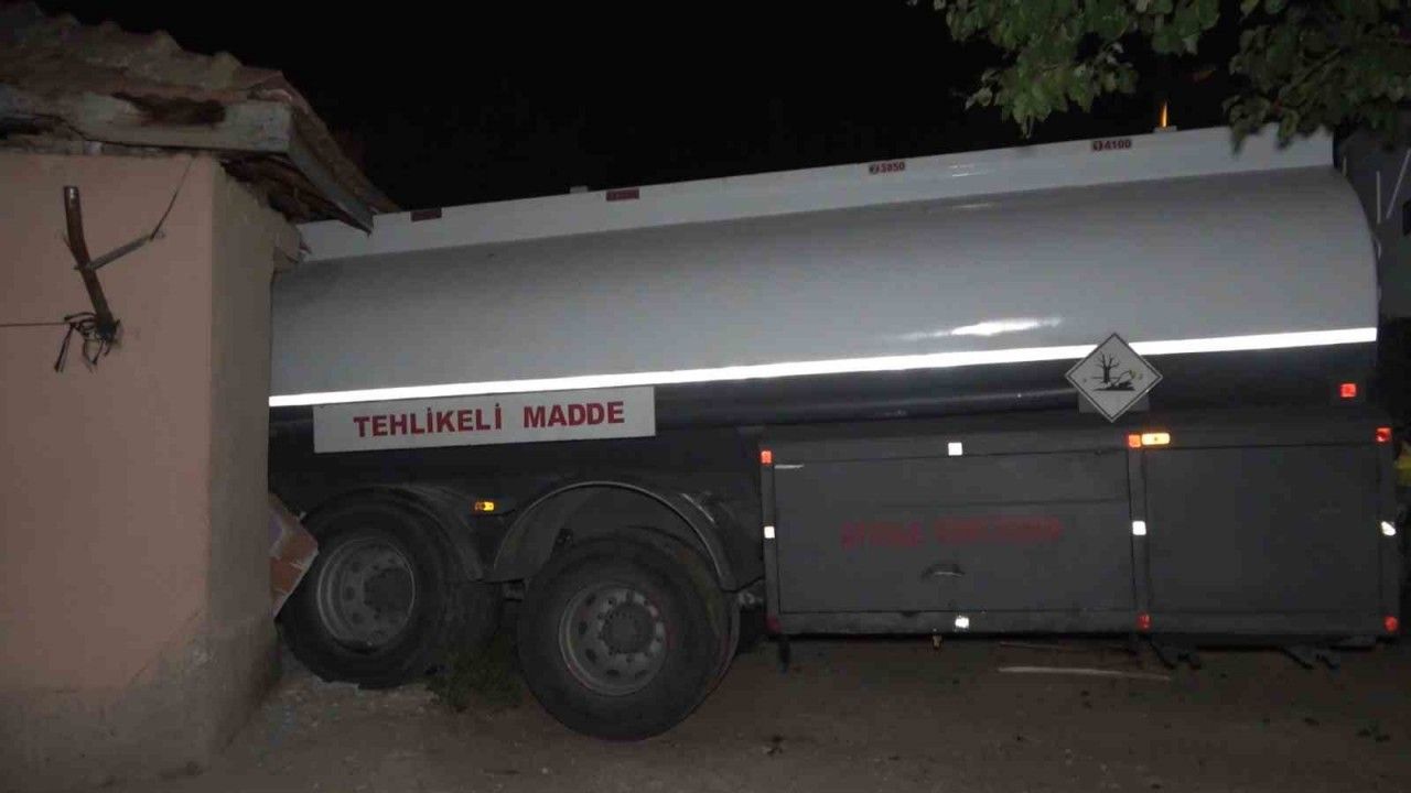 Faciadan dönüldü: Park ettiği akaryakıt tankeri evini yıktı