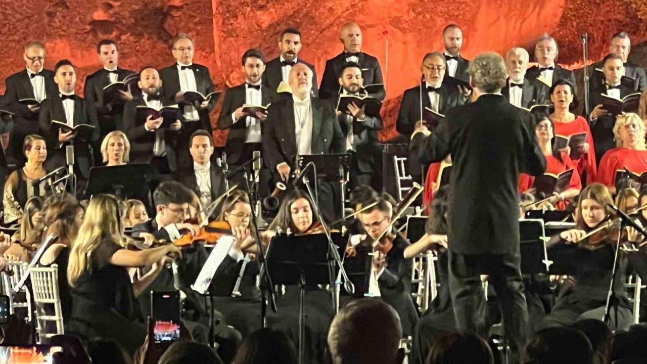 Kapadokya’da 140 kişilik koro Beethoven’in 9. Senfonisi ile kulakların pasını sildi