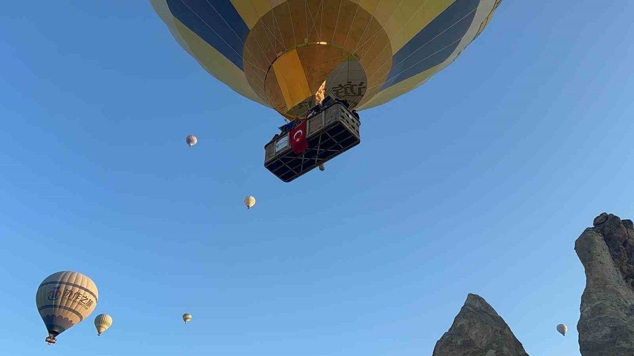 Kapadokya’da sıcak hava balonları 30 Ağustos Zafer Bayramı için uçtu