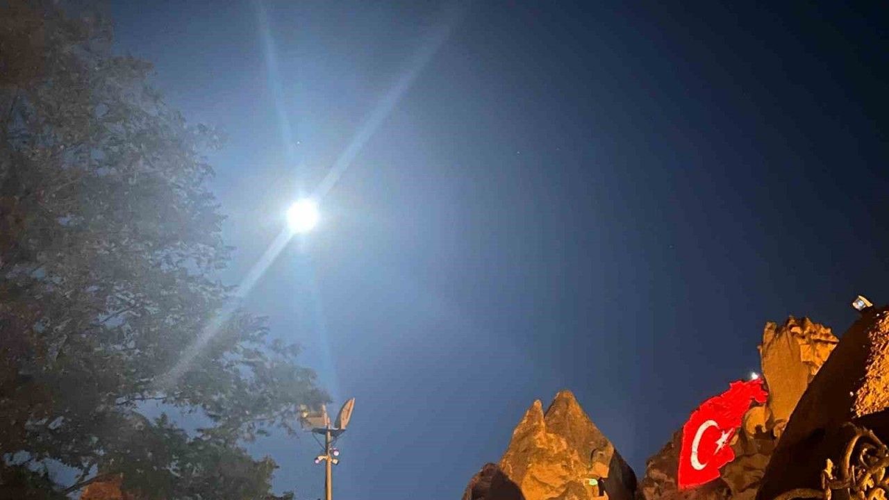 "Mavi Ay" Peribacasına yansıtılan Türk bayrağı ile görüntülendi