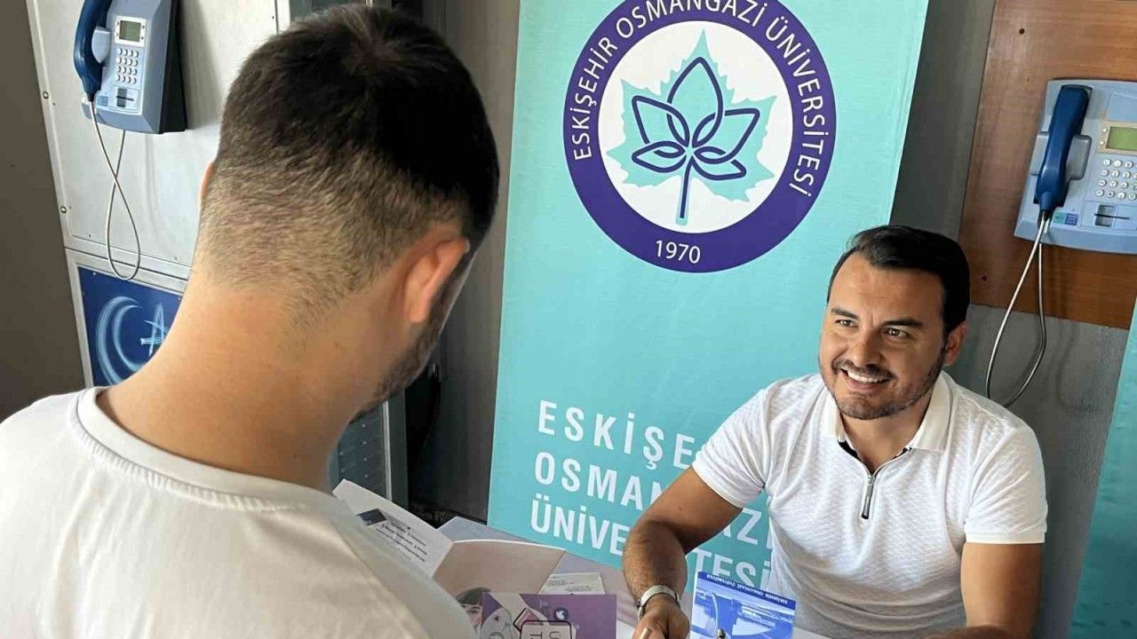 (ÖZEL) Eskişehir’e yeni ayak basan öğrencileri üniversite yetkilileri karşılıyor