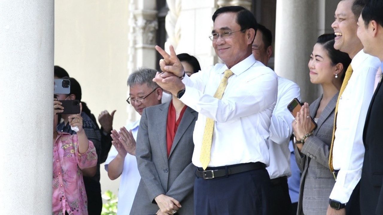 Taylandlı darbe lideri Prayut Chan-o-cha hükümet konağına veda etti
