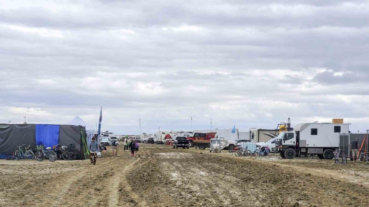 ABD’de şiddetli yağış festival alanını bataklığa çevirdi