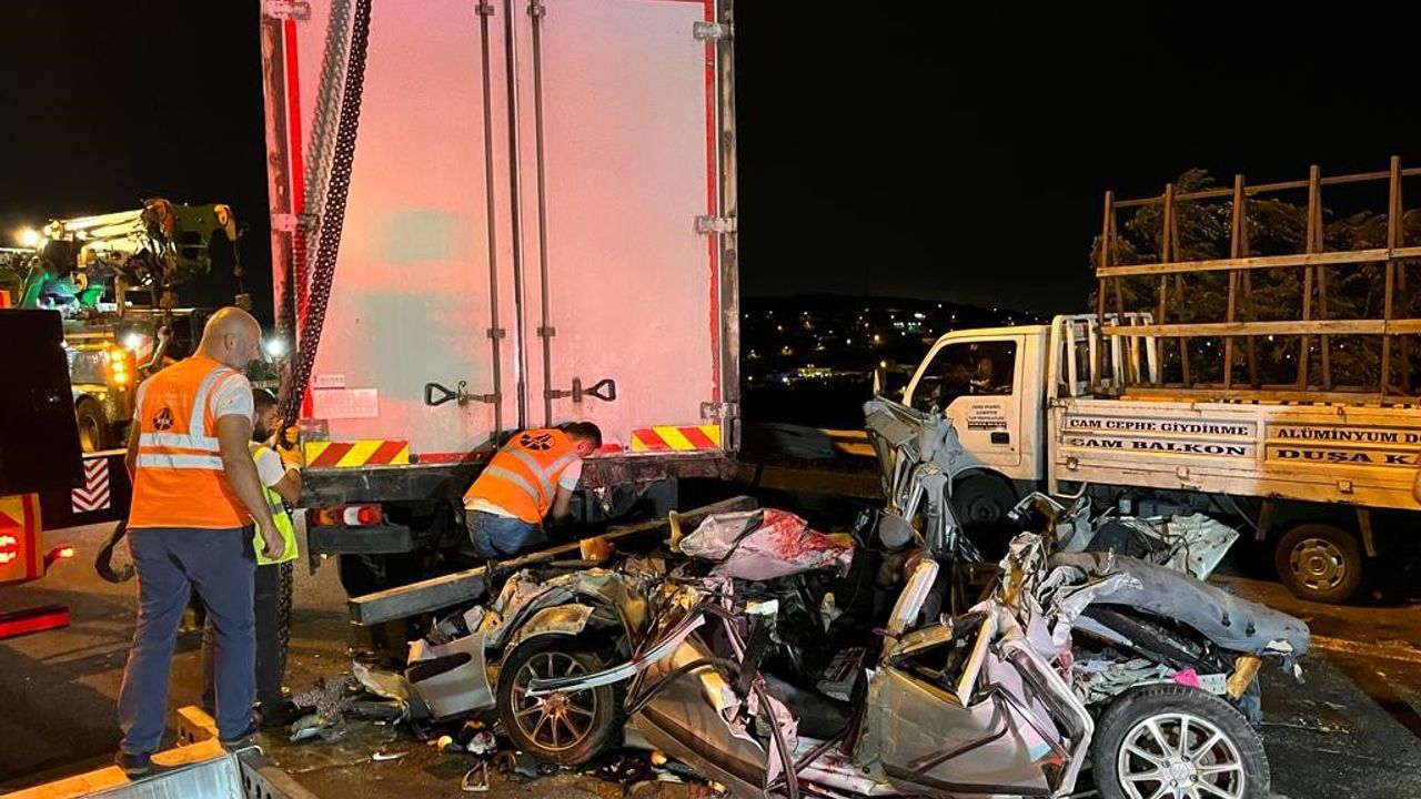Çatalca TEM Otoyolu’nda 5 aracın karıştığı zincirleme kazada 4 çocuk hayatını kaybetti