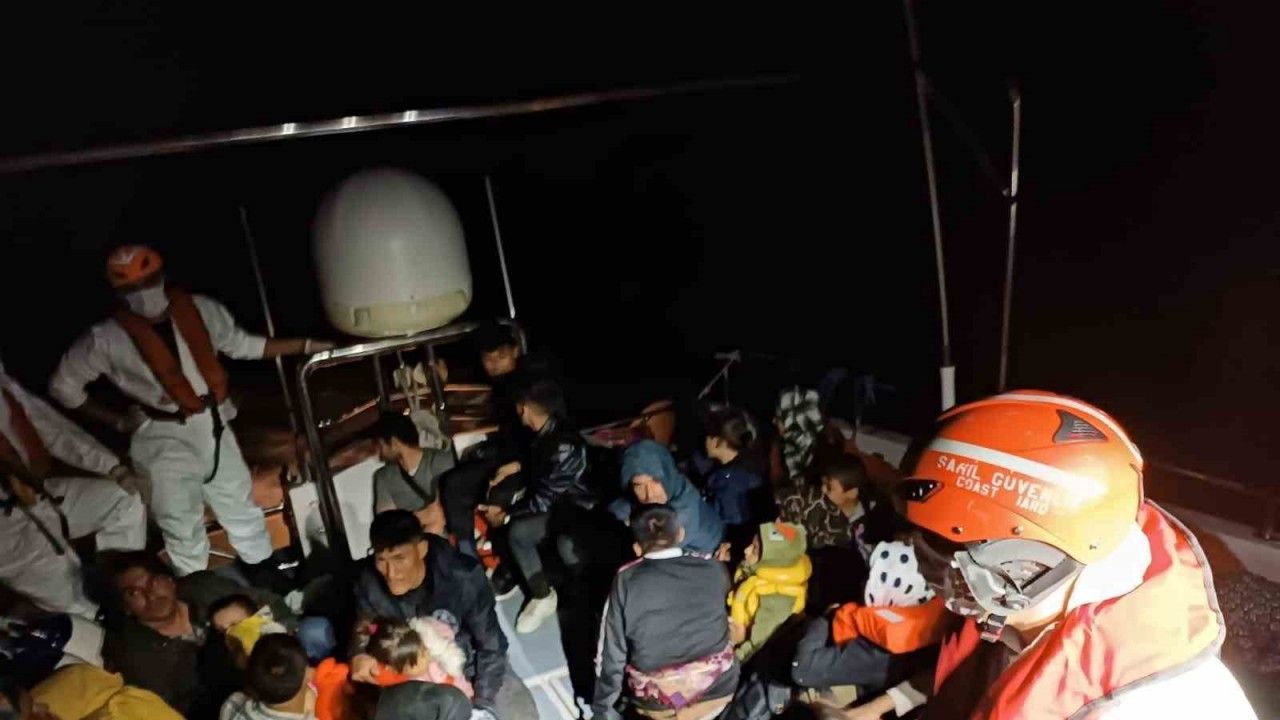 İHA’lar tespit etti, lastik bot içindeki 52 kişi yakalandı