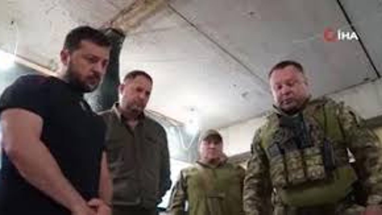 Zelenskiy’den Donetsk’teki cephe hattına ziyaret