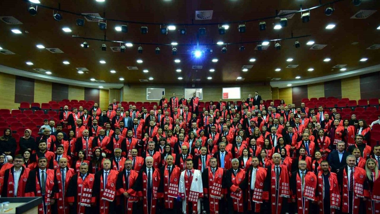 Kastamonu Üniversitesi’nde 356 öğretim üyesi cübbelerini giydi
