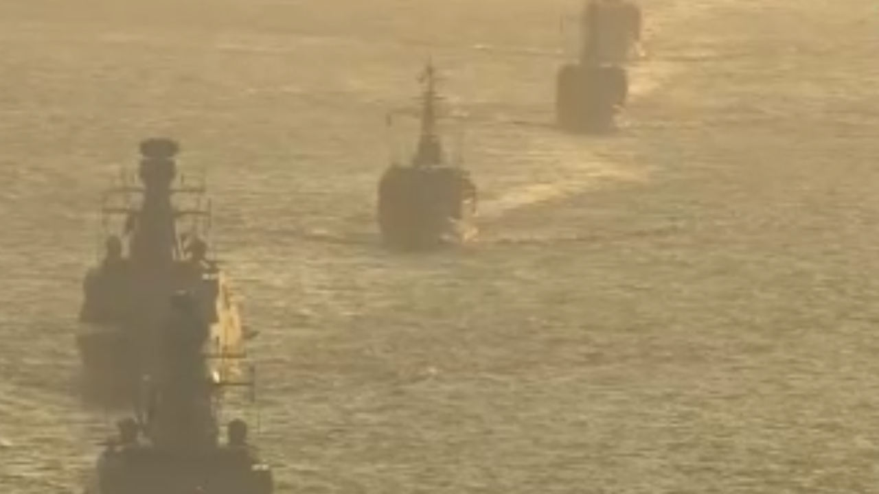 Türk donanmasının İstanbul Boğazı’ndan geçişi töreni sürüyor