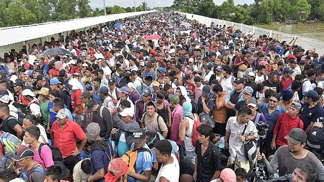 Meksika’dan ayrılan binlerce göçmen ABD sınırına gidiyor