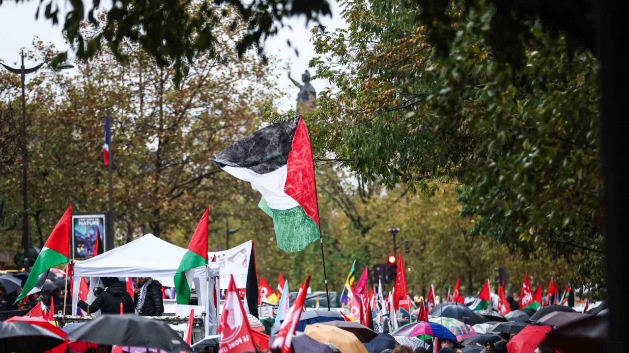 Fransa’da Filistin’e destek gösterisi: 60 bin kişi sağanak yağışa rağmen yürüdü