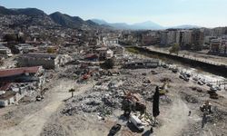 Hatay’da enkazdan milyonluk ürünleri kurtarma çabası