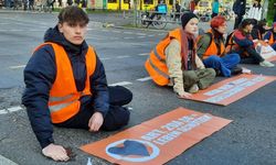 Almanya’da iklim aktivistleri ellerini asfalta yapıştırdı