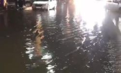 Bitlis’te sağanak yağış sonrası cadde ve sokaklar dereye döndü