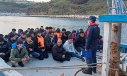 Ezine açıklarında 81 kaçak göçmen ile 3 göçmen kaçakçılığı şüphelisi yakalandı