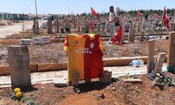 Depremde hayatını kaybeden fanatik Galatasaraylıların mezar taşına forma asıldı