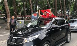 Dünya birincisi sporcu çiçeklerle karşılandı