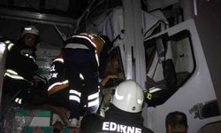 Edirne’de zincirleme kaza: Sıkışan tır sürücüsünü ekipler 2 saat boyunca kurtarmak için uğraştı