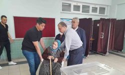 Konya’da 99 yaşındaki nine sandığa sandalyeyle getirildi