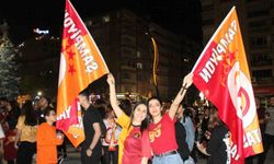 Galatasaraylı taraftarların derbi ve şampiyonluk kutlaması
