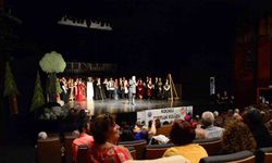 Kültürlerini yaşatmak için 30 amatör oyuncu tiyatro sahneliyor