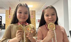 Matematikte dünya şampiyonu olan 8 yaşındaki Elazığlı ikizler üst üste rekor kırdı