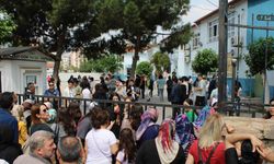 Öğrenciler sınavda, veliler dışarıda ter döktü