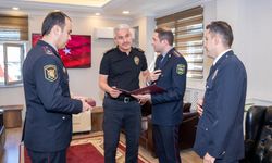 Azerbaycan heyetinden Türk polis memuruna madalya