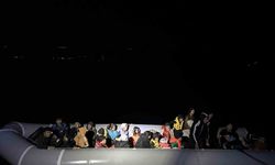 Lastik botları arızalanan ve sürüklenen 27 kaçak göçmen kurtarıldı
