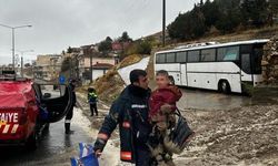 Mardin’de çamura saplanan çocuğu itfaiye kurtardı