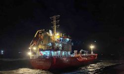 Zeytinburnu açıklarında fırtınayla sürüklenen gemi karaya oturdu: 11 kişilik mürettebat varagele yöntemiyle kurtarıldı