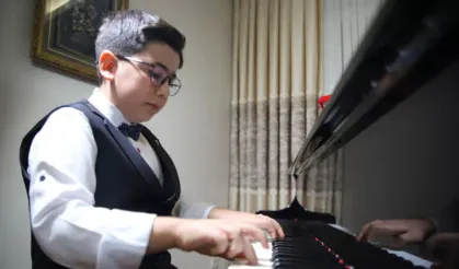 10 yaşındaki Hamit piyanoda dünya birincisi oldu