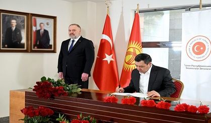 Kırgızistan Cumhurbaşkanı Caparov, ülkesinin eski cumhurbaşkanlarını tek masada topladı