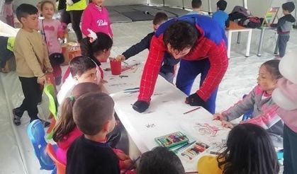 Deprem bölgesinde ’Örümcek Adam’ karakteri ile çocukların gönlüne dokundu