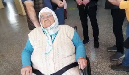 Oy kullanmaya tekerlekli sandalye ile taşındı