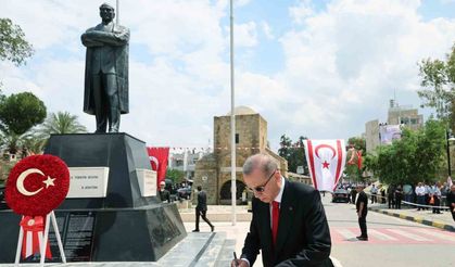 Cumhurbaşkanı Erdoğan, Lefkoşa’da Atatürk Anıtı’na çelenk bıraktı
